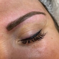 Microblading femme oeil fermé