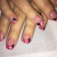 French manucure nail art Minnie dans Disney