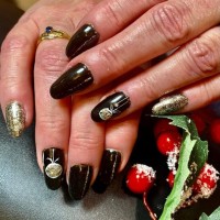 Ongles gel noirs et dorés déco houx