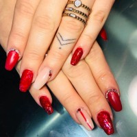 Ongles gel rouges avec des strass